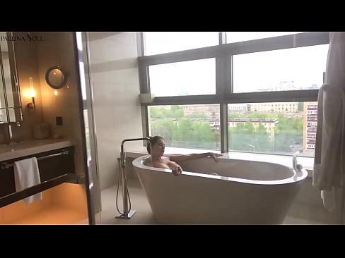 ❤️ Milžiniškas kūdikis aistringai masturbuoja savo putę vonios kambaryje Porno prie mūsų ❤